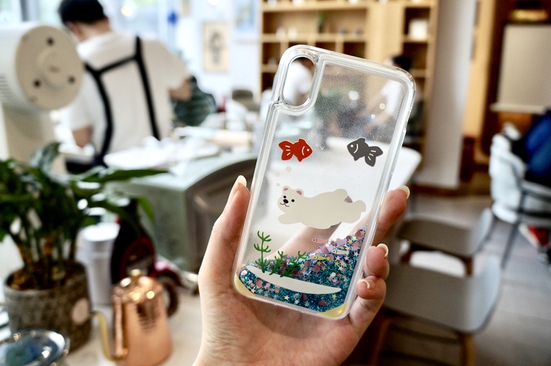 可愛い流れるラメ キラキラiPhone 11 Pro Max白熊アイフォン11/XSmax/XR動く水ケース かわいいシロクマ金魚