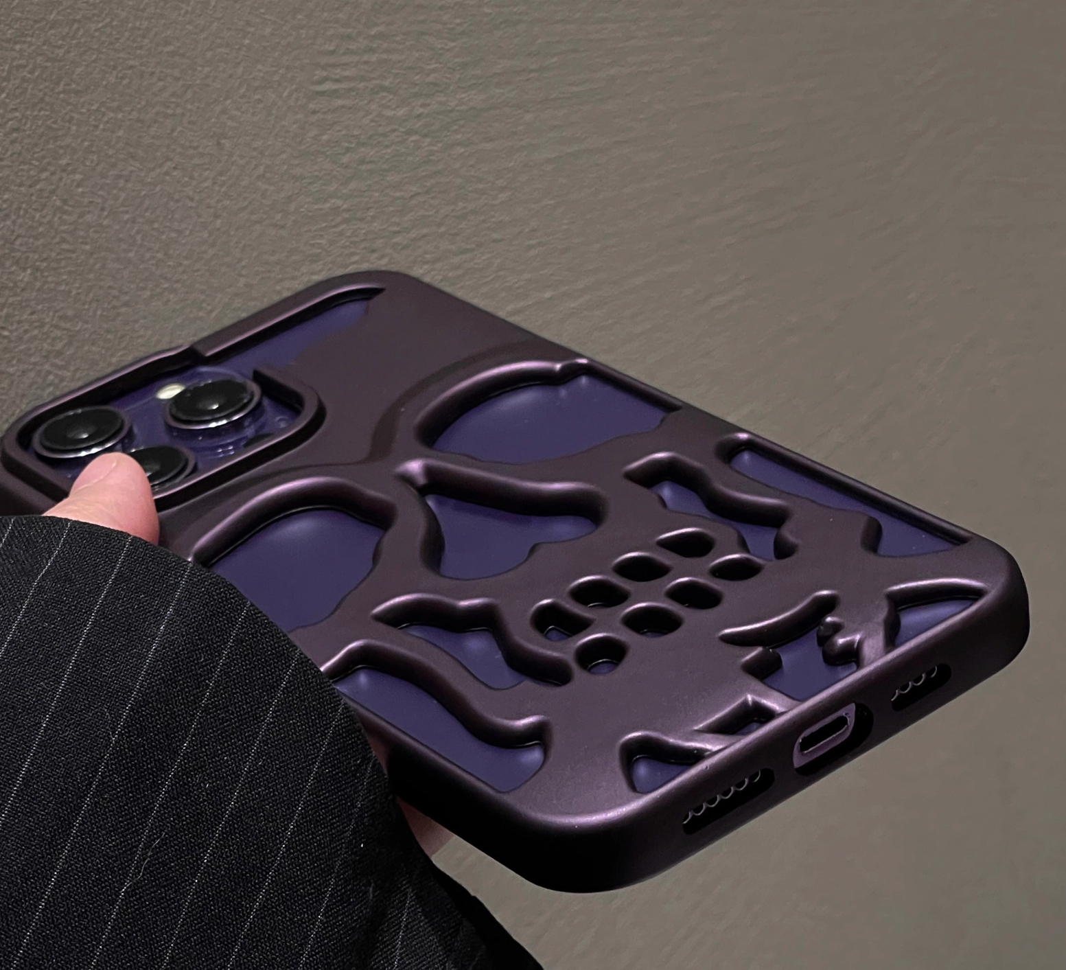 インスタ映えPhone 16 Proケース浮き彫りデザインiPhone16e/15/14proスマホケース薄型