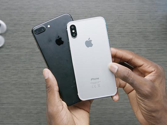 iPhone8「黒、シルバー、ゴールド」3色のみ