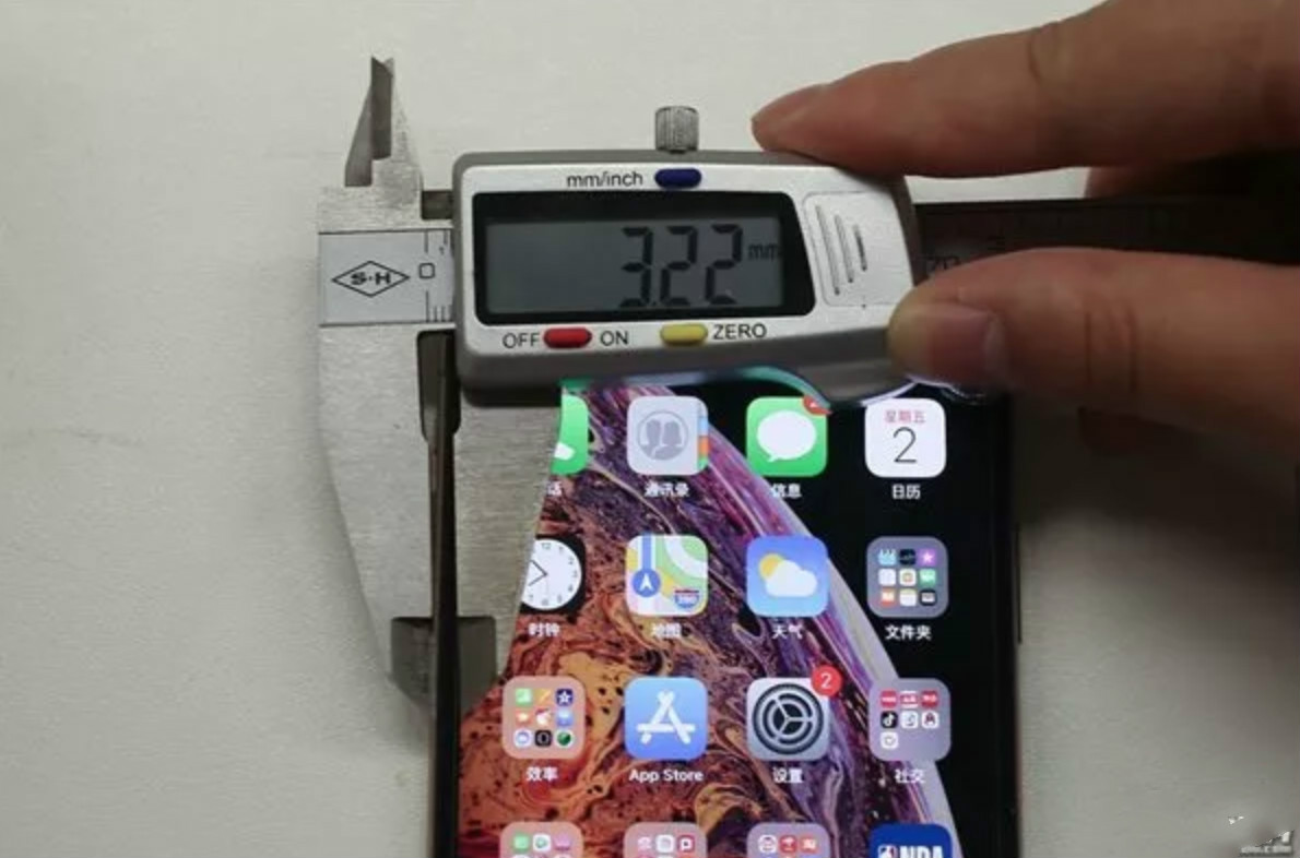 iPhone XR縁の黒枠はどれだけ広い？測ればわかる！