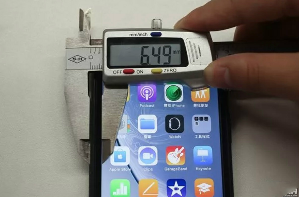 iPhone XR縁の黒枠はどれだけ広い？測ればわかる！